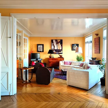 16 In Quiet Residential District Apartment *